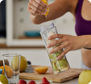 Woman makes fresh of lemon